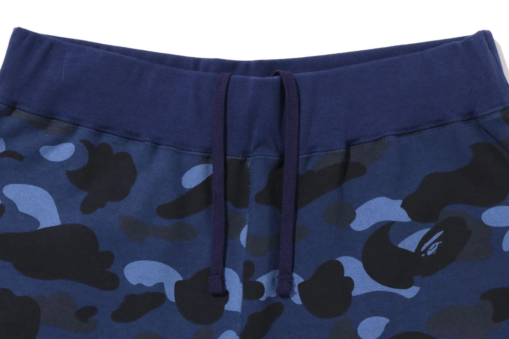 trainingshose_mit_weitem_passform_und_farbe_in_camo_3.webp 0ZX TRAININGSHOSE MIT WEITEM PASSFORM UND FARBE IN CAMO Hot
